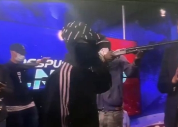 HOMBRES ARMADOS IRRUMPEN UN NOTICIERO DE TV EN VIVO EN ECUADOR