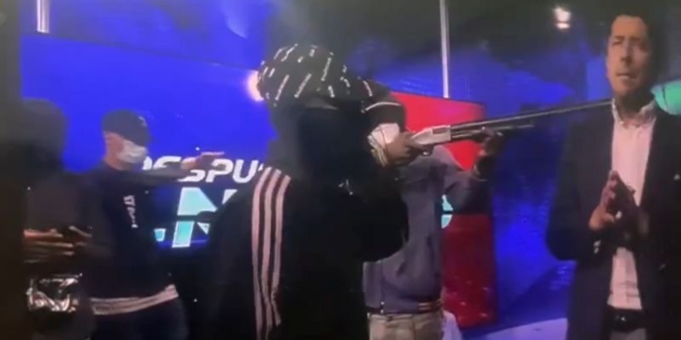 HOMBRES ARMADOS IRRUMPEN UN NOTICIERO DE TV EN VIVO EN ECUADOR