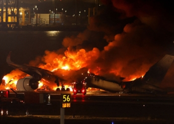 ARDE AVIÓN DE JAPAN AIRLINES CON 379 PERSONAS A BORDO, REPORTAN 5 MUERTOS