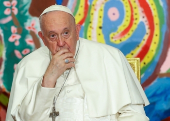 PAPA DEFIENDE BENDICIÓN DE PAREJAS HOMOSEXUALES, NO PIENSA EN RENUNCIA