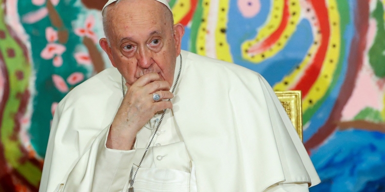 PAPA DEFIENDE BENDICIÓN DE PAREJAS HOMOSEXUALES, NO PIENSA EN RENUNCIA