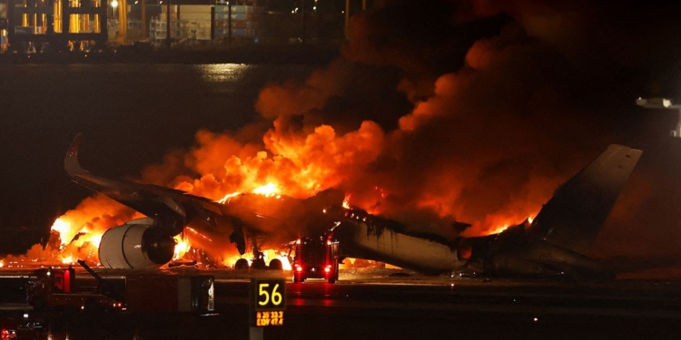 ARDE AVIÓN DE JAPAN AIRLINES CON 379 PERSONAS A BORDO, REPORTAN 5 MUERTOS