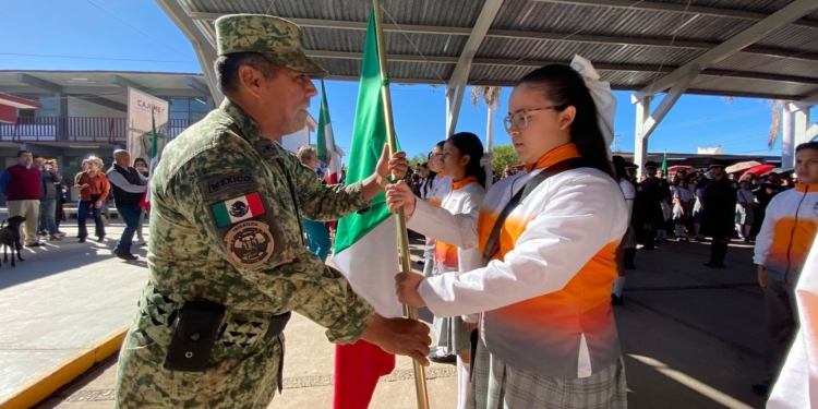 GOBIERNO MUNICIPAL REALIZA ACTO DE INCINERACIÓN Y ABANDERAMIENTO EN CONMEMORACIÓN AL DÍA DE LA BANDERA NACIONAL