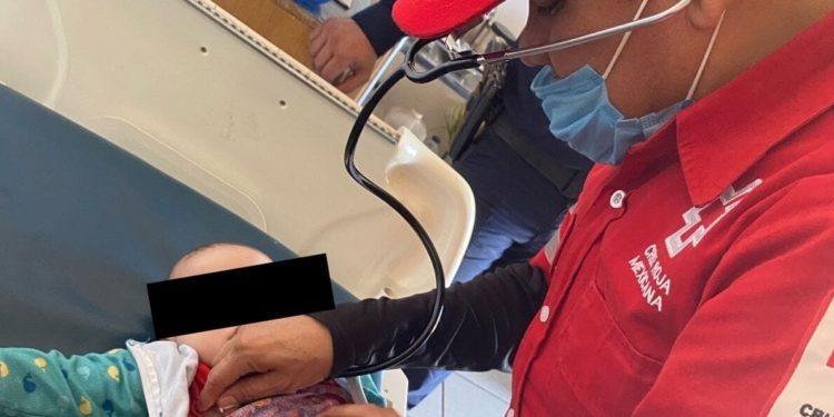 AUXILIA POLICÍA MUNICIPAL A BEBÉ CON PROBLEMAS RESPIRATORIOS