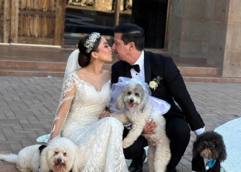 POSARON EL DÍA DE SU BODA ACOMPAÑADOS DE SUS PERRHIJOS