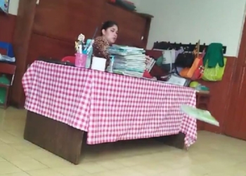 DESTITUYEN A MAESTRA POR TIRAR AL PISO LOS CUADERNOS DE SUS ALUMNOS
