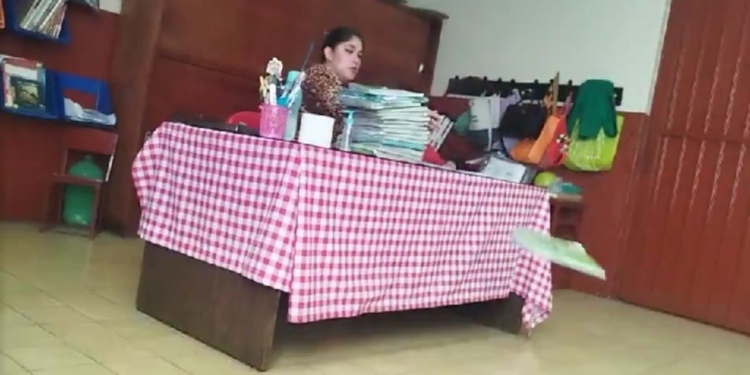 DESTITUYEN A MAESTRA POR TIRAR AL PISO LOS CUADERNOS DE SUS ALUMNOS