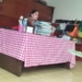 DESTITUYEN A MAESTRA POR TIRAR AL PISO LOS CUADERNOS DE SUS ALUMNOS