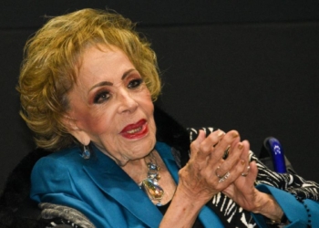 ¿ESTÁ GRAVE? SILVIA PINAL PERMANECERÁ EN EL HOSPITAL, REVELA SU HIJO LUIS ENRIQUE GUZMÁN