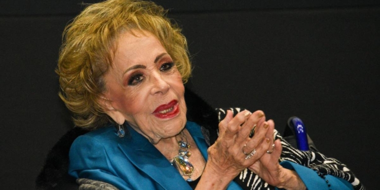 ¿ESTÁ GRAVE? SILVIA PINAL PERMANECERÁ EN EL HOSPITAL, REVELA SU HIJO LUIS ENRIQUE GUZMÁN
