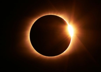 LE PIDEN MATRIMONIO DURANTE EL ECLIPSE