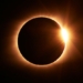 LE PIDEN MATRIMONIO DURANTE EL ECLIPSE