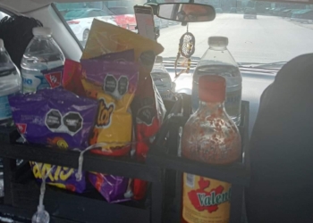 INSTALÓ CONDUCTOR DE UBER UNA MINI TIENDA EN EL INTERIOR DEL CARRO