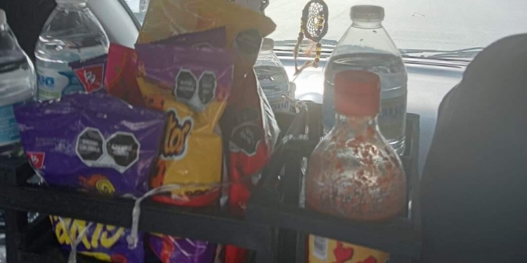 INSTALÓ CONDUCTOR DE UBER UNA MINI TIENDA EN EL INTERIOR DEL CARRO