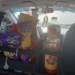 INSTALÓ CONDUCTOR DE UBER UNA MINI TIENDA EN EL INTERIOR DEL CARRO