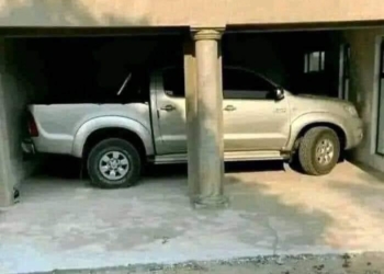 ESTACIONÁ SU CAMIONETA Y NO SUPO COMO