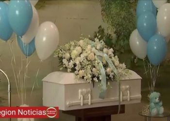 BEBÉ DESPIERTA EN PLENO FUNERAL
