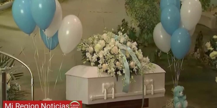 BEBÉ DESPIERTA EN PLENO FUNERAL