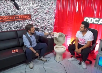 TUNDEN A ALEKS SYNTEK EN REDES POR ARROJAR AL INODORO EL DISCO DE KAROL G