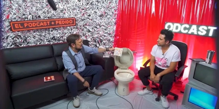 TUNDEN A ALEKS SYNTEK EN REDES POR ARROJAR AL INODORO EL DISCO DE KAROL G