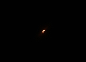 SE REÚNEN CIENTOS DE CAJEMENSES PARA OBSERVAR ECLIPSE SOLAR EN PLANETARIO DE CAJEME