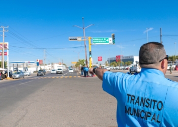 INSTALA LA SSPM SEMÁFORO EN CALLE SUFRAGIO EFECTIVO Y CARRETERA 15