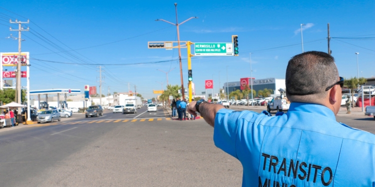 INSTALA LA SSPM SEMÁFORO EN CALLE SUFRAGIO EFECTIVO Y CARRETERA 15