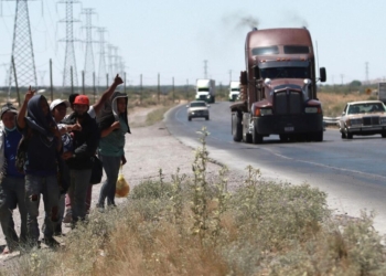 MIGRANTES CRUZAN EL PELIGRO DEL DESIERTO EN MÉXICO ANTE LA MAYOR VIGILANCIA DE AUTORIDADES