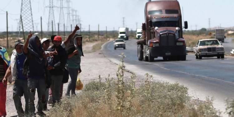 MIGRANTES CRUZAN EL PELIGRO DEL DESIERTO EN MÉXICO ANTE LA MAYOR VIGILANCIA DE AUTORIDADES
