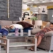 FAMILIA SE REFUGIA EN MUEBLERIA