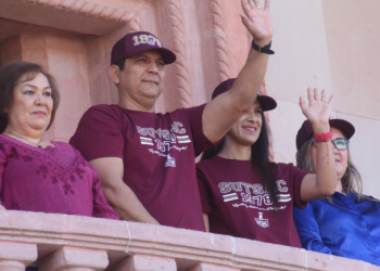 ENCABEZA ALCALDE OCTAVIO QUINTERO VALENZUELA DESFILE POR EL DÍA DEL TRABAJO