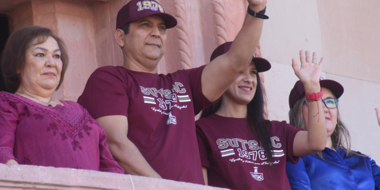 ENCABEZA ALCALDE OCTAVIO QUINTERO VALENZUELA DESFILE POR EL DÍA DEL TRABAJO