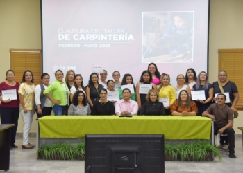 RECIBEN CONSTANCIAS EGRESADAS DE CARPINTERÍA DEL INSTITUTO CAJEMENSE DE LA MUJER