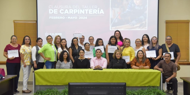 RECIBEN CONSTANCIAS EGRESADAS DE CARPINTERÍA DEL INSTITUTO CAJEMENSE DE LA MUJER