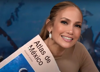 JENNIFER LÓPEZ ANUNCIA SU LLEGADA A MÉXICO CON UN ¿ATLAS DE PRIMARIA EN MANO?