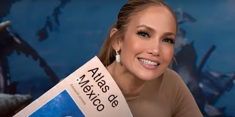 JENNIFER LÓPEZ ANUNCIA SU LLEGADA A MÉXICO CON UN ¿ATLAS DE PRIMARIA EN MANO?