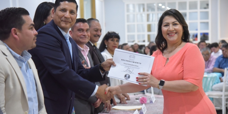 RECONOCEN AYUNTAMIENTO Y SEC A MAESTRAS Y MAESTROS EN SU DÍA