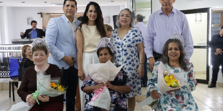 SE UNE GOBIERNO MUNICIPAL AL FESTEJO DE LAS MADRES JUBILADAS Y PENSIONADAS DEL AYUNTAMIENTO