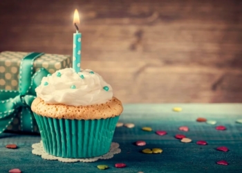 UN JOVEN LLAMÓ AL 911 PORQUE SE SENTÍA SOLO EN SU CUMPLEAÑOS Y LA POLICÍA LO SORPRENDIÓ CON UN REGALO