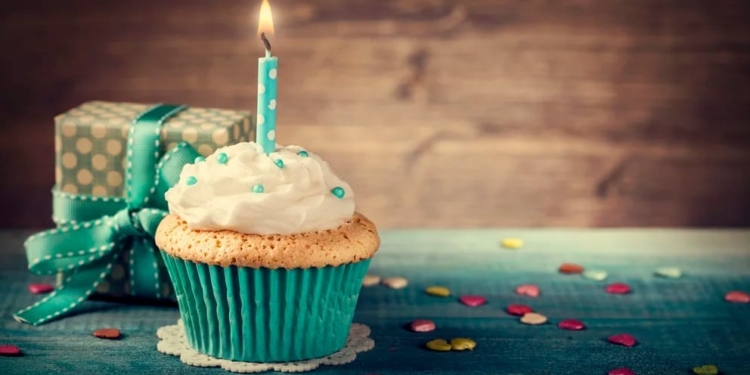 UN JOVEN LLAMÓ AL 911 PORQUE SE SENTÍA SOLO EN SU CUMPLEAÑOS Y LA POLICÍA LO SORPRENDIÓ CON UN REGALO