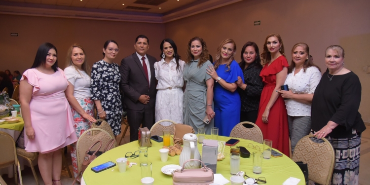 FESTEJA AYUNTAMIENTO A MÁS DE 800 MADRES TRABAJADORAS EN SU DÍA