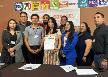 RECIBE ERNESTINA CASTRO CONSTANCIA DE MAYORÍA