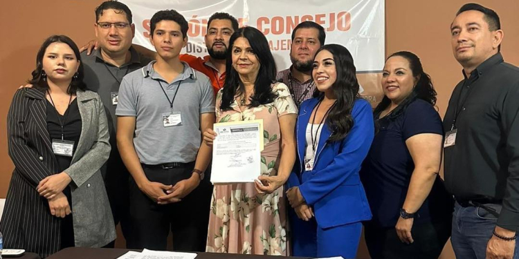 RECIBE ERNESTINA CASTRO CONSTANCIA DE MAYORÍA