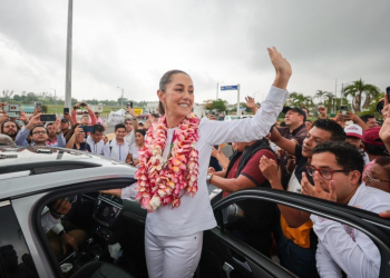 EL SURESTE LA RECIBE: CON MÚSICA, PORRAS Y CON MUCHO ENTUSIASMO RECIBEN A CLAUDIA SHEINBAUM EN VERACRUZ