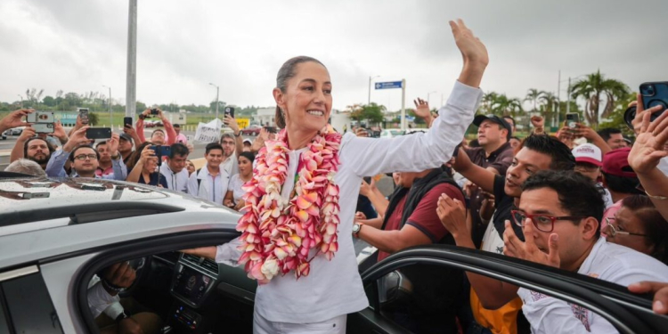 EL SURESTE LA RECIBE: CON MÚSICA, PORRAS Y CON MUCHO ENTUSIASMO RECIBEN A CLAUDIA SHEINBAUM EN VERACRUZ