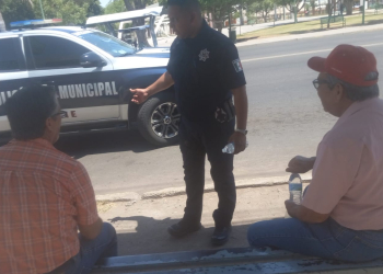 ENTREGAN POLICÍAS MUNICIPALES LÍQUIDOS EN CENTRO DE LA CIUDAD