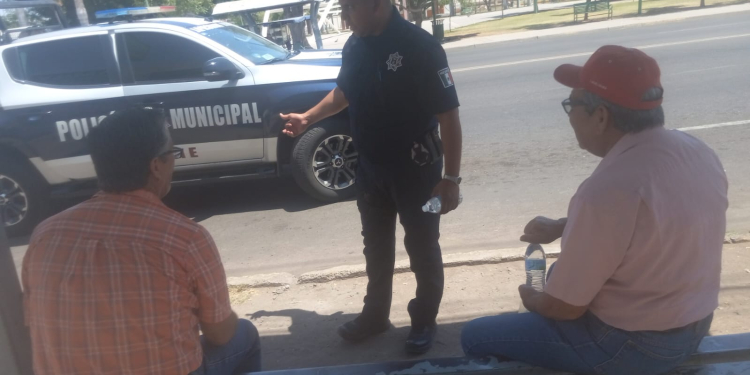 ENTREGAN POLICÍAS MUNICIPALES LÍQUIDOS EN CENTRO DE LA CIUDAD