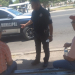 ENTREGAN POLICÍAS MUNICIPALES LÍQUIDOS EN CENTRO DE LA CIUDAD
