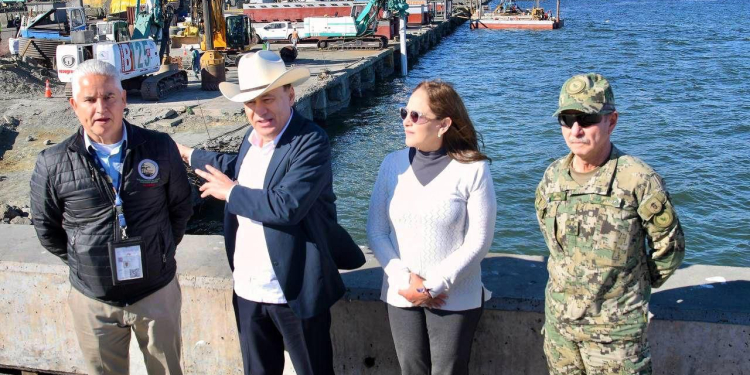 INICIARÁ GOBERNADOR DURAZO PLAN PILOTO PARA ENVÍO DE VEHÍCULOS DE FORD POR PUERTO DE GUAYMAS