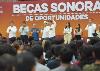 PARTICIPA LAMARQUE CANO EN ENTREGA DE BECAS A ESTUDIANTES UNIVERSITARIOS